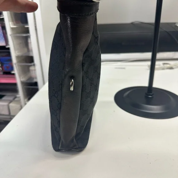 Gucci Black Crossbody Bag with Adjustable Strap and Minimalist Design - Picture 4 of 13